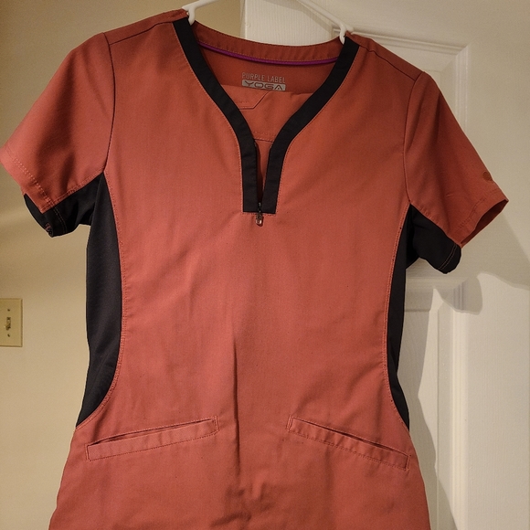 2 scrub sets - Picture 2 of 2